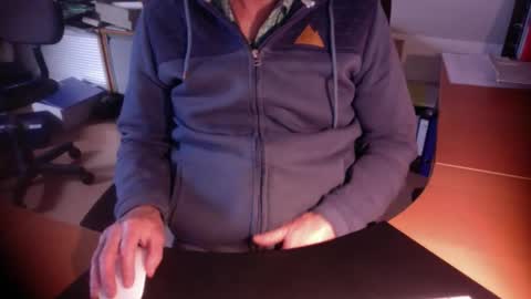 Snapshot of amor2200 chatting on 10-15-25, 07:41 Amor2200 online show from 10-15-25, 07:41