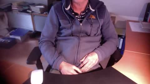 Snapshot of amor2200 chatting on 10-29-25, 08:49 Amor2200 online show from 10-29-25, 08:49