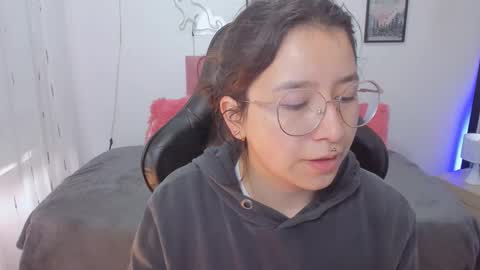 Snapshot of amy_sophiaa chatting on 11-10-25, 01:10 Amy sophia 3 online show from 11-10-25, 01:10