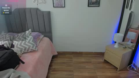 Snapshot of amy_sophiaa chatting on 11-17-25, 01:28 Amy sophia 3 online show from 11-17-25, 01:28