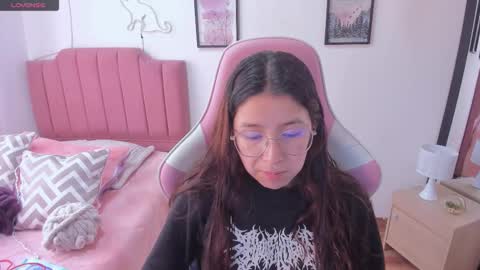 Snapshot of amy_sophiaa chatting on 12-03-25, 01:31 Amy sophia 3 online show from 12-03-25, 01:31