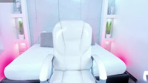 Snapshot of amycolman_ chatting on 11-25-25, 11:32 amy online show from 11-25-25, 11:32