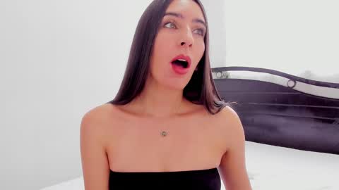 Snapshot of ana_castilo chatting on 01-31-25, 12:18 Ana IG an castillo 1 online show from 01-31-25, 12:18