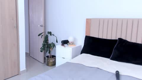 Ana Henao or Annie... Follow me ahenaocb Insta  X online show from 10-27-25, 08:02