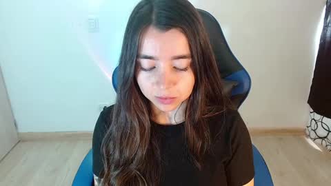 Snapshot of anarosse__ chatting on 01-18-25, 01:08 ana 3 online show from 01-18-25, 01:08