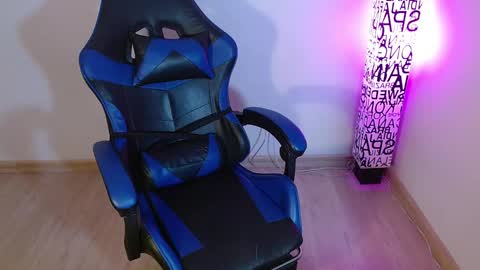 Snapshot of anarosse__ chatting on 10-25-25, 01:57 ana 3 online show from 10-25-25, 01:57