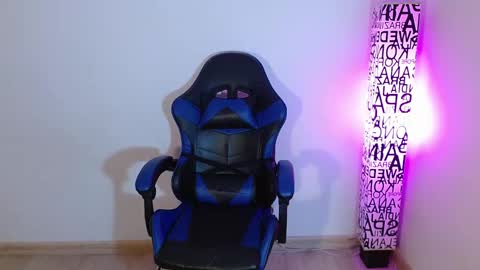 Snapshot of anarosse__ chatting on 10-31-25, 01:39 ana 3 online show from 10-31-25, 01:39