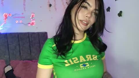 Snapshot of andra_rosse chatting on 06-13-26, 04:43 Andra de la Rosse online show from 06-13-26, 04:43