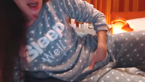 Snapshot of andrasweetie chatting on 10-03-25, 12:07 Andra online show from 10-03-25, 12:07