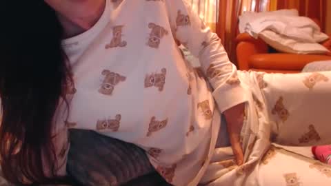 Snapshot of andrasweetie chatting on 10-19-25, 12:50 Andra online show from 10-19-25, 12:50