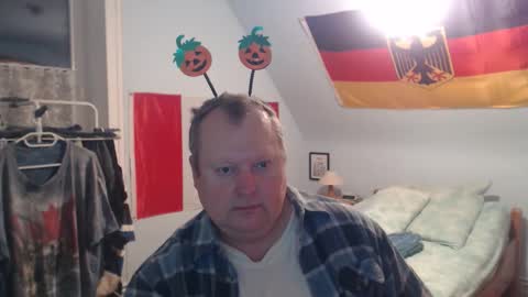 Snapshot of andre124231 chatting on 10-29-25, 09:27 Andre online show from 10-29-25, 09:27