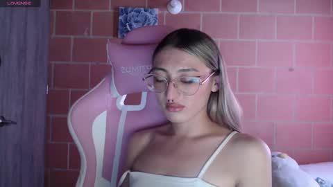 Snapshot of andrea_camila chatting on 09-10-25, 05:46 Andrea online show from 09-10-25, 05:46