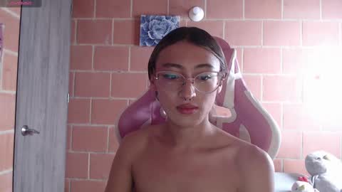 Snapshot of andrea_camila chatting on 09-28-25, 04:12 Andrea online show from 09-28-25, 04:12