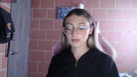 Snapshot of andrea_camila chatting on 09-30-25, 02:11 Andrea online show from 09-30-25, 02:11