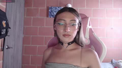 Snapshot of andrea_camila chatting on 10-01-25, 03:40 Andrea online show from 10-01-25, 03:40