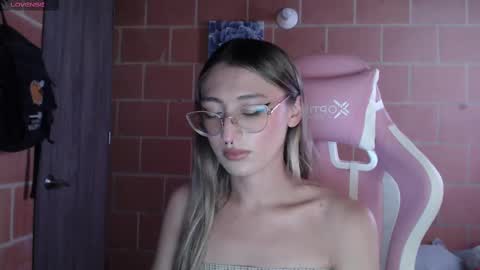 Snapshot of andrea_camila chatting on 10-09-25, 03:32 Andrea online show from 10-09-25, 03:32