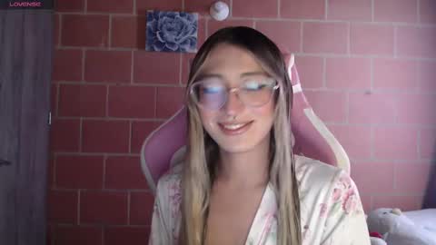 Snapshot of andrea_camila chatting on 10-10-25, 01:43 Andrea online show from 10-10-25, 01:43