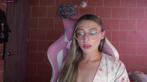 Snapshot of andrea_camila chatting on 10-11-25, 05:22 Andrea online show from 10-11-25, 05:22