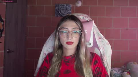 Snapshot of andrea_camila chatting on 10-30-25, 06:41 Andrea online show from 10-30-25, 06:41