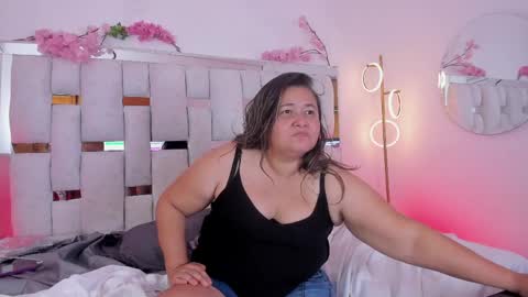 Snapshot of andreamom_ chatting on 06-08-26, 01:28 Andrea online show from 06-08-26, 01:28