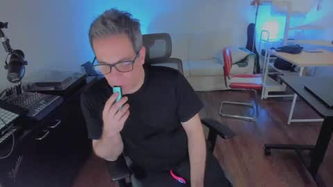 Snapshot of andy0pandi chatting on 10-06-25, 04:21 Andrew online show from 10-06-25, 04:21