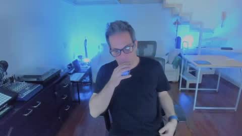 Snapshot of andy0pandi chatting on 11-18-25, 03:34 Andrew online show from 11-18-25, 03:34