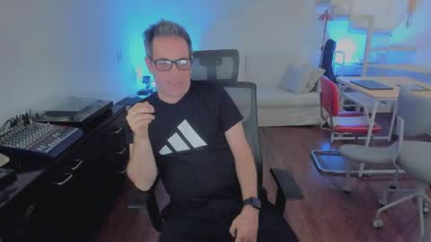 Snapshot of andy0pandi chatting on 12-16-25, 06:02 Andrew online show from 12-16-25, 06:02