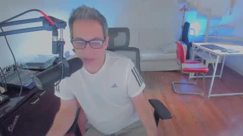 Snapshot of andy0pandi chatting on 12-19-25, 06:04 Andrew online show from 12-19-25, 06:04