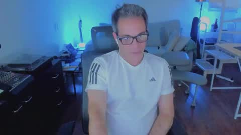 Snapshot of andy0pandi chatting on 03-06-26, 04:42 Andrew online show from 03-06-26, 04:42