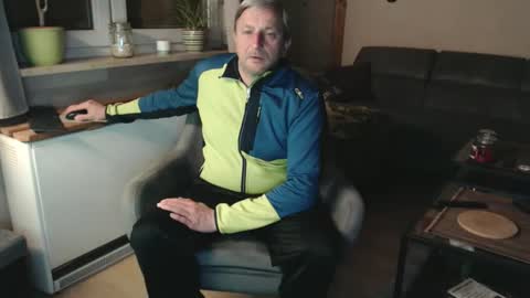 Snapshot of andy75naked chatting on 03-11-26, 06:25 Andy online show from 03-11-26, 06:25