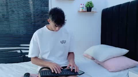 angel_boy0 online show from 07-01-26, 09:14