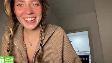 Snapshot of angel_from_sky chatting on 01-09-25, 01:56 Greetings  Jess online show from 01-09-25, 01:56