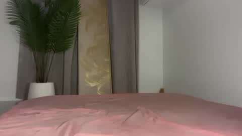 Snapshot of angel_petite07 chatting on 06-08-26, 05:08 angel_petite07 online show from 06-08-26, 05:08