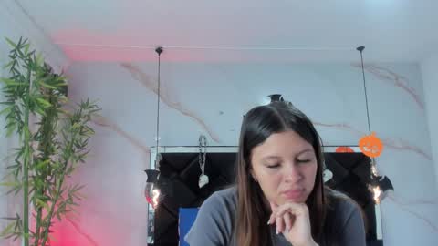 Snapshot of angelaa_cute chatting on 10-28-25, 12:09 ANGELA online show from 10-28-25, 12:09