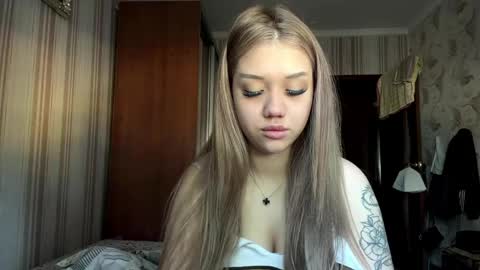Snapshot of angelaribero chatting on 05-20-26, 04:18 Angel online show from 05-20-26, 04:18