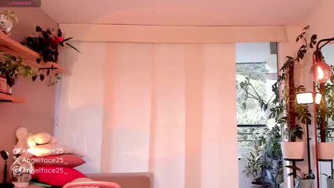 Snapshot of angelface25_ chatting on 10-18-25, 09:48 . online show from 10-18-25, 09:48