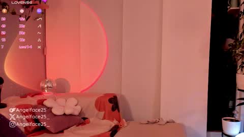 Snapshot of angelface25_ chatting on 10-22-25, 11:37 . online show from 10-22-25, 11:37