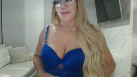 Snapshot of angelinna_12 chatting on 01-12-26, 05:01 angelinna_12 online show from 01-12-26, 05:01