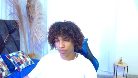 Snapshot of angell18_ chatting on 11-21-25, 08:18 Angel online show from 11-21-25, 08:18