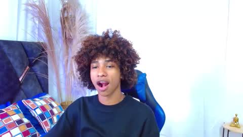 Snapshot of angell18_ chatting on 11-24-25, 08:30 Angel online show from 11-24-25, 08:30