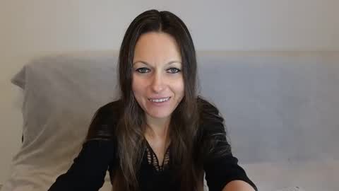 Snapshot of angelslive99 chatting on 11-16-25, 10:54 Giulia online show from 11-16-25, 10:54