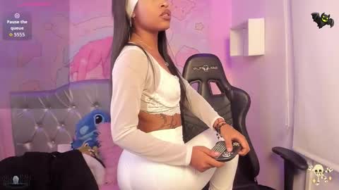 Snapshot of angelsmia_ chatting on 10-31-25, 11:06 MIA available content ask online show from 10-31-25, 11:06