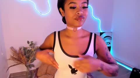 Snapshot of angelsmia_ chatting on 03-11-26, 03:23 MIA available content ask online show from 03-11-26, 03:23