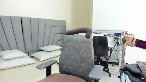 Snapshot of angie_will chatting on 06-01-26, 11:17 A N G I E. online show from 06-01-26, 11:17