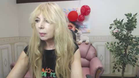 Snapshot of anna_ditrih chatting on 02-19-25, 12:33 Anna Ditrih online show from 02-19-25, 12:33