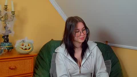 Snapshot of anneavery chatting on 10-31-25, 06:47 Anne online show from 10-31-25, 06:47