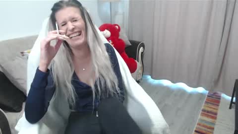 Snapshot of annemoon1 chatting on 05-12-26, 05:15 Anna online show from 05-12-26, 05:15