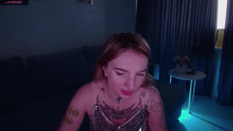 Snapshot of annetenet chatting on 10-17-25, 07:22 Annet online show from 10-17-25, 07:22