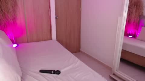 annie_20_ online show from 04-17-26, 03:59