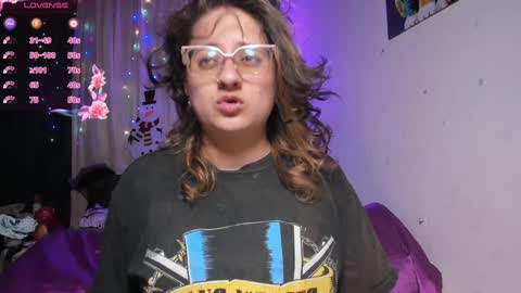 Snapshot of annie_bigboobs_ chatting on 01-11-25, 10:40 Ana Bolena independent model online show from 01-11-25, 10:40